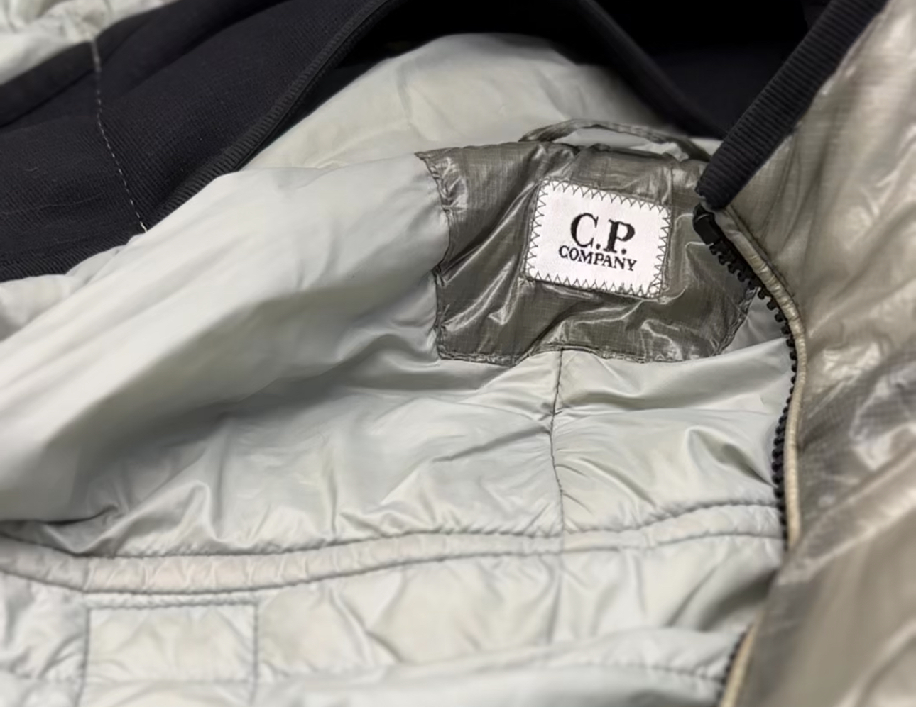 Восстановление разрывов на куртке C.P. Company